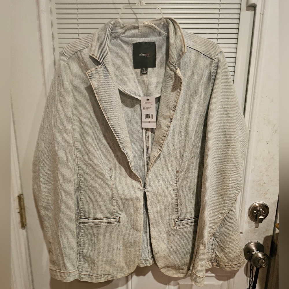 Skinny girl tailored jacket with closure and pockets. Bnwt size xl pinstripes.
